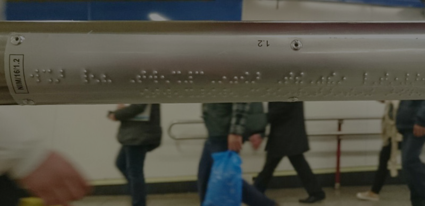 Transformamos espacios en entornos accesibles con señalización en braille y altorrelieve, comprometidos con la inclusión y la seguridad para personas con discapacidad