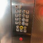Números grabados en braille para ascensor