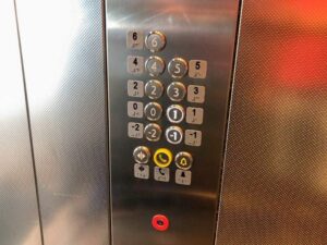 Números grabados en braille para ascensor
