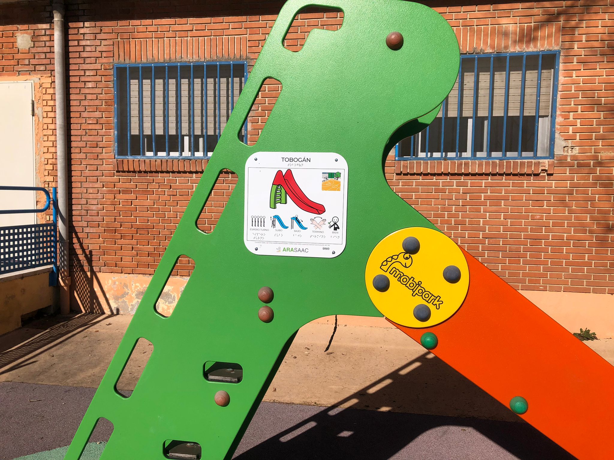 Señalética accesible en braille para el colegio Montessori Parla | Carteles Braille