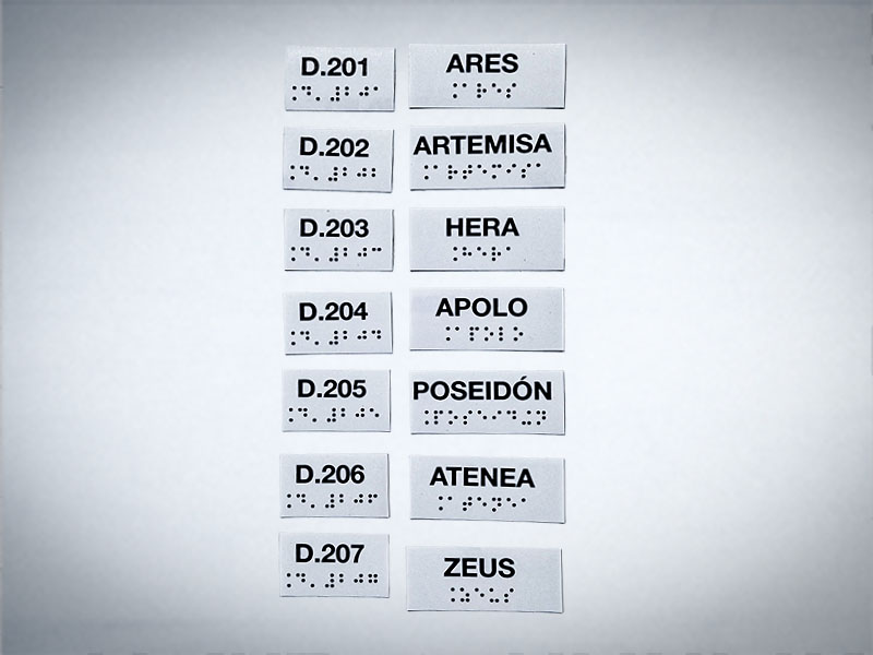 Vinilos transparentes con braille: señalética accesible para empresas e instituciones