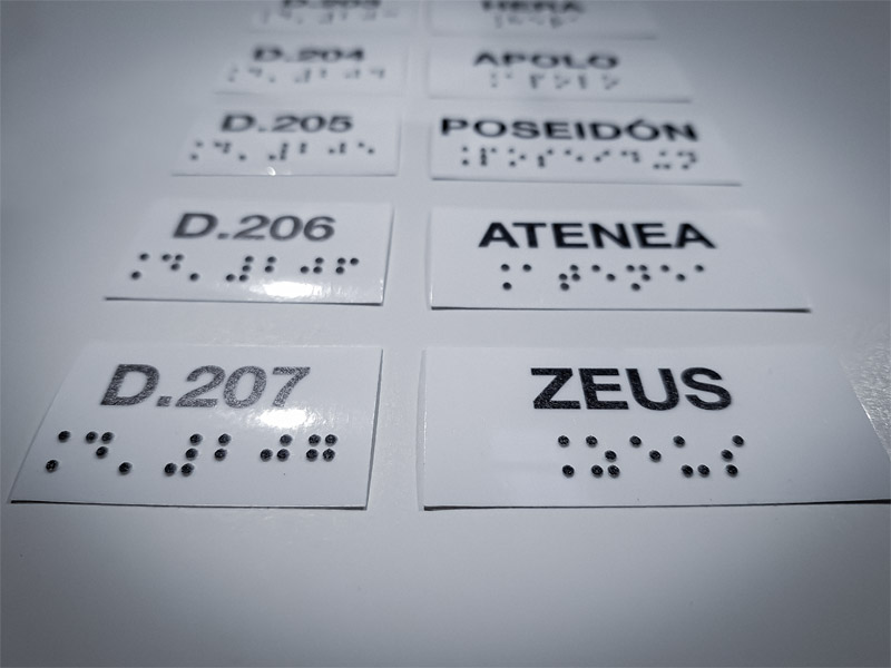 vinilos-transparentes-con-accesibilidad-braille